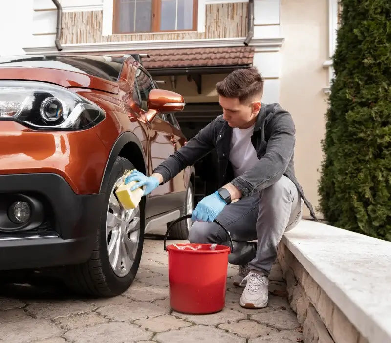 Lavage auto à domicile Saint-Macaire-du-Bois : professionnel intervenant sur un véhicule